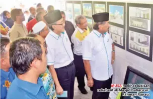  ??  ?? MUSA melihat lukisan rekabentuk Masjid baharu arRahman Ranau.