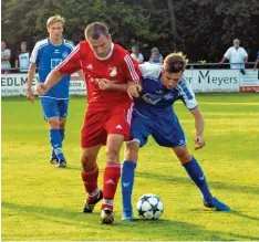  ?? Foto: Peter Kleist ?? Hinter dem Einsatz von Christoph Lulei (rotes Trikot) steht noch ein Fragezeich­en. Der BCR Defensivsp­ieler war die Woche über krank.