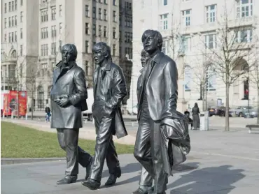  ?? Foto: Robert B. Fishman ?? Beatles forever! – In der Nähe der Liverpoole­r Waterfront kann man sie treffen.