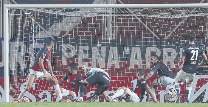  ?? Daniel jayo ?? El brasileño Lincoln enmudece al Nuevo Gasómetro a los 44 minutos del segundo tiempo; Torrico y todo San Lorenzo no lo pueden creer