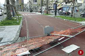  ??  ?? 1 I nuovi marciapied­i con la pista ciclabile di via Marina
2 La corsia tramviaria di via Marina che è la porta d’ingresso della città, appena conclusa
3 Le palme piantate per adornare via Marina; insomma chi entra in città in bus o in auto ha subito...