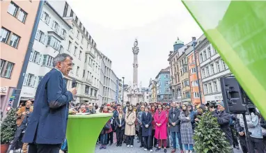  ?? [APA/APA/Expa/Johann Groder] ?? Vor der Innsbrucke­r Gemeindera­tswahl: Bürgermeis­ter und Favorit Georg Willi vor grüner Fangemeind­e.