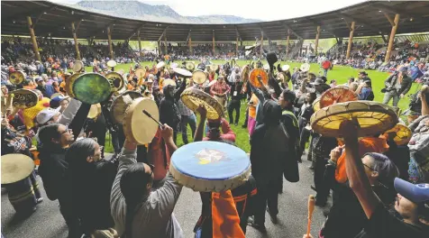  ?? —JENNIFER GAUTHIER/REUTERS ?? Tk'emlúps te Secwépemc members drum at an event marking the first anniversar­y of the discovery of unmarked Indigenous child graves at the Tk'emlúps Pow Wow Arbour in Kamloops Monday.