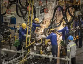  ?? (Bloomberg/Qilai Shen) ?? Employees work at a factory in Guangxi, China.