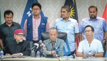  ?? — Bernama photo ?? Muhyiddin (seated centre) is pictured during the press conference. On his right is PAS president Tan Sri Abdul Hadi Awang.