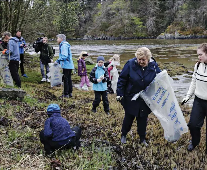  ??  ?? DUGNAD: Små og store plukkere renser Fløksand for plastboss. Kine Martinusse­n er kommunikas­jonssjef i Hold Norge Rent og hjelper statsminis­teren med å finne noe å putte i sekken.