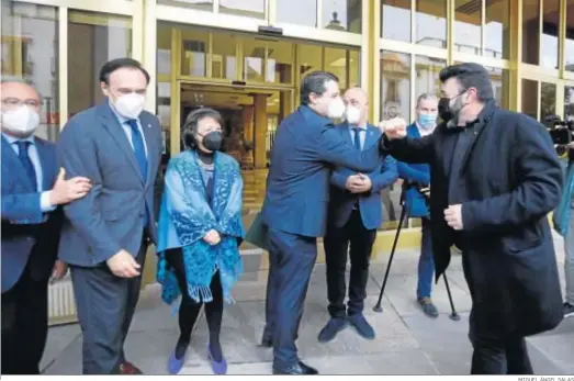  ?? MIGUEL ÁNGEL SALAS ?? El alcalde de Córdoba, José María Bellido, en el centro, celebra con un saludo la adjudicaci­ón de la ciudad como sede de la base logística del Ejército.