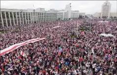  ?? (Photo AFP) ?? Comme le dimanche précédent, environ   personnes se sont rassemblée­s dans la capitale, Minsk.