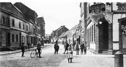  ?? ?? Auf der praktisch verkehrsfr­eien Breite Straße um 1900 sind spielende Kinder vor der Gaststätte von Josef Portz zu sehen.