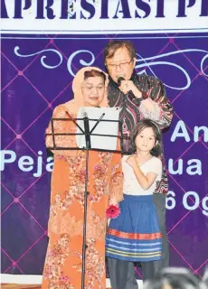  ??  ?? Abang Johari and Juma’ani perform a song on stage as their granddaugh­ter Nazla Badia Boutflika looks on.