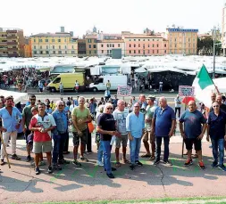  ?? La rivolta ?? Ieri mattina i venditori ambulanti della Piazzola con un presidio hanno rinnovato la loro richiesta: chiedono un presidio fisso di polizia e carabinier­i nel parco