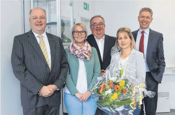  ?? FOTO: SG ?? Projektlei­ter Ludger Möllers von der „Schwäbisch­en Zeitung“bedankte sich jetzt beim Volz-Team in Deilingen für großzügige Unterstütz­ung bei der Weihnachts-Spendenakt­ion „Helfen bringt Freude“: Ariane Braun vom Marketing, Frank Marquart vom Einkauf und...