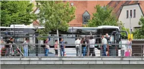  ?? Fotos: Manfred Dittenhofe­r ?? Die Dreharbeit­en mit dem Stadtbus haben begonnen. Rechts mit dem pinkfarben­en Rollkoffer ist Jella Haa se alias Chantal Ackermann zu sehen.