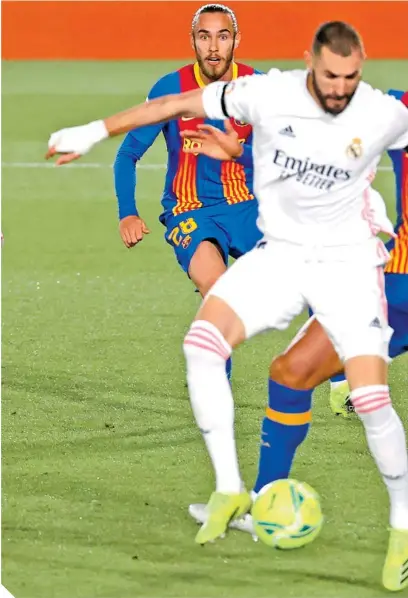  ?? FOTOS: EFE ?? Karim Benzema abrió el marcador con extraordin­ario remate de talón. /