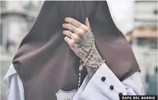  ?? RAFA DEL BARRIO ?? Tatuaje y rosario. Un nazareno del Carmen en plena estación de penitencia.