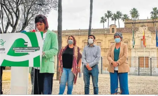  ?? C. R. ?? Teresa Rodríguez, ayer frente a la fachada del Parlamento de Andalucía.