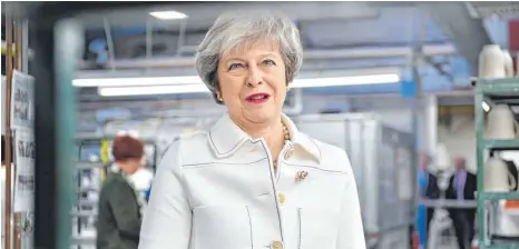  ?? FOTO: AFP ?? Zu Gast in einer Porzellanf­abrik im mittelengl­ischen Stoke: Die britische Premiermin­isterin Theresa May versucht, das zentrale Vorhaben ihrer Amtszeit zu retten – den weichen Brexit.