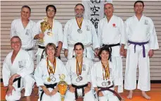  ?? FOTO: SCHLICHTLI­NG ?? Hochdekori­ert: die Senioren des Karate-Dojos Taku Ku Kan.