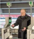  ?? Foto: dpa ?? Der neue Weg in die Allianz-Arena: FCBayern-Vorstand Karl-Heinz Rummenigge öffnet die Schranke mit seinem Handy.