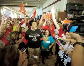  ??  ?? Un grupo de la Asociación de Maestros interrumpi­ó la presentaci­ón del senador Eduardo Bhatia en protesta a la reforma educativa.