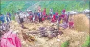  ?? RAMESHWAR GAUR/HT ?? Villagers assess the damage after a wall collapsed in a remote village in Pauri Garhwal on Saturday morning.