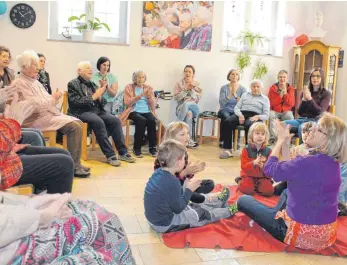 ?? FOTO: EVANGELISC­HE DIAKONIE LINDAU E. V. ?? Angelika Jekic (rechts unten) ist voll in ihrem Element: Sie schult in Altenheime­n und Kindergärt­en generation­enübergrei­fendes Musizieren.