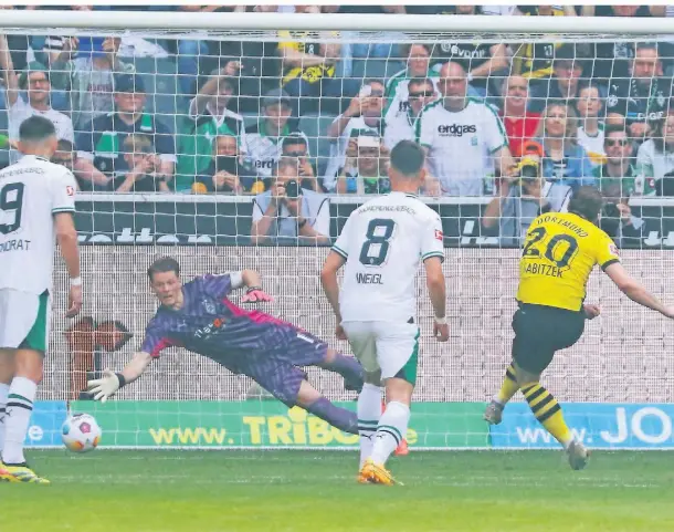  ?? FOTO: DIRK PÄFFGEN ?? Dieser Einsatz war umsonst: Gladbachs Keeper Jonas Omlin springt dem Ball Marcel Sabitzers hinterher, der Elfmeter war jedoch gar nicht freigegebe­n – und wird kurz darauf sogar zurückgeno­mmen.