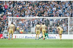  ??  ?? Poncho González anotó el penalti en la “portería maldita”.