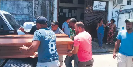  ??  ?? DOLOR. El doble crimen ha consternad­o a los habitantes de la comunidad garífuna de Corozal, en La Ceiba.