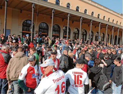  ?? Archivbild: Silvio Wyszengrad ?? Im Jahr 2010 begleitete­n über 3000 Fans den FCA in die Hansestadt Bremen. Am Augsburger Hauptbahnh­of war ganz schön viel los.