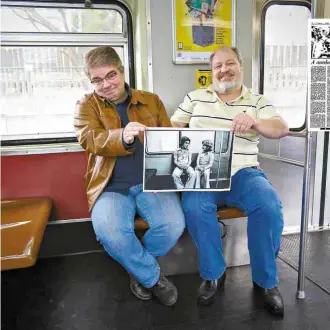  ?? Zanone Fraissat/ Folhapress ?? José Augusto Aly, 53, e Marcelo Godoy, 52, repetem foto da viagem inaugural do metrô