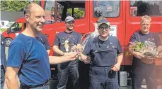  ?? FOTO: FW LAUCHHEIM ?? Bei der Fahrzeugüb­ergabe: Alfred Haas, Wehrführer der Feuerwehr Birresborn, Florian Himml, stellvertr­etender Abteilungs­kommandant Lauchheim, mit dem Rest der Kameraden der Feuerwehr Lauchheim.