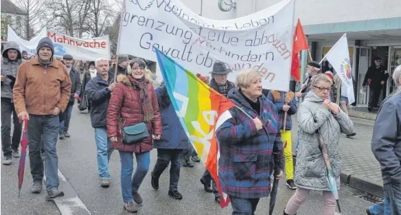  ?? FOTOS: JOSEF SCHNEIDER ?? Über 300 Friedensak­tivisten marschiert­en am Karsamstag beim Ellwanger Ostermarsc­h mit.