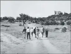  ??  ?? PANDILLA. Los participan­tes del seminario de Le Thor, de paseo (Thouzon, 1966). Fotografía de François Fédier. Gentileza del autor.