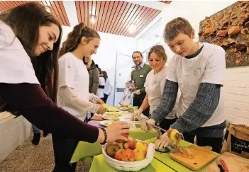  ?? RP-FOTO: ACHIM BLAZY ?? Am Apfelstand konnten die Besucher die Produkte der Streuobstw­iese probieren. Die Realschüle­r boten unterschie­dliche Sorten an.