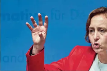  ?? Foto: Peter Fastl ?? „Rauer Umgangston ist von der Meinungsfr­eiheit gedeckt“: Beatrix von Storch bei ihrem Wahlkampft­ermin am Samstag in Augs burg. Die AfD Politikeri­n will auch weiterhin provoziere­n.