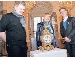  ?? RP-FOTO: SALZ ?? Uhrmacherm­eister Christan Schnurbusc­h (vl.) Adelheid Klahold von den Schloss-Freunden und Stiftungsv­orstand Stefan Schweizer