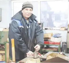  ?? ?? Сборку вертикальн­ой трубы на сеялку ТСМ-8000 проводит слесарь-бригадир Виктор Витченко.