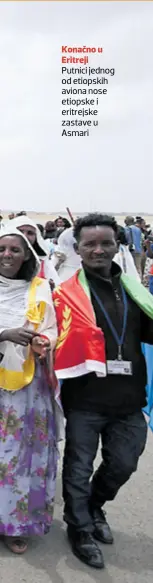  ??  ?? Konačno u Eritreji Putnici jednog od etiopskih aviona nose etiopske i eritrejske zastave u Asmari