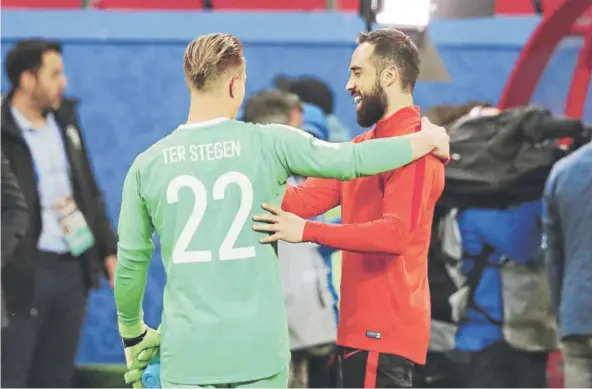  ?? FOTO: AGENCIAUNO ?? ►► Ter Stegen y Bravo se saludan después del choque entre Alemania y Chile por la fase de grupos.