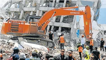  ?? Picture: ANTARA FOTO/PUSPA PERWITASAR­I/ via REUTERS ?? GRIM TASK: Indonesian President Joko Widodo oversees the evacuation process near the ruins of Roa-Roa Hotel after an earthquake in Palu, Central Sulawesi, Indonesia, on Wednesday.