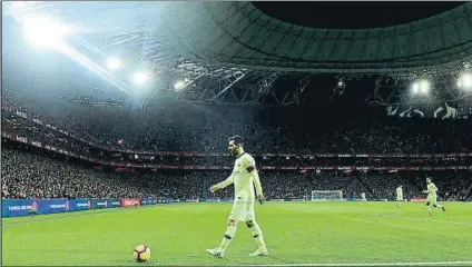  ?? FOTO: MANEL MONTILLA ?? Messi volvió a ser titular pero no pudo marcar El argentino lo intentó en un par de ocasiones pero se estrelló con Herrerín