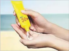  ??  ?? SPF. 30 y 50 son los grados recomendad­os por dermatólog­os.