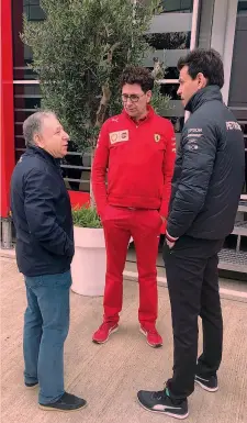  ??  ?? Vertice Da sin. Jean Todt, 74 anni, presidente FIA, Mattia Binotto (50, team principal Ferrari) e Toto Wolff (48, team principal Mercedes) a Silverston­e