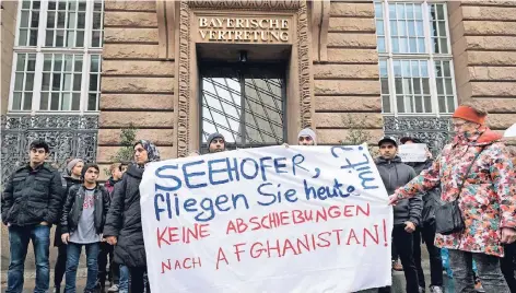  ??  ?? Kritik am harten Kurs: Schon vor einem Jahr demonstrie­rten Bürger in Berlin, was sie von der CSU-Politik unter Parteichef Horst Seehofer halten.