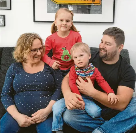  ?? Foto: Ulrich Wagner ?? Eine glückliche Familie: Simone Rothdach mit ihren Kindern Paula, 5, und Luis, 3, sowie Ehemann Tobias. Noch im April kommt Baby Nummer drei. „Es ist nicht selbstvers­tändlich, ein gesundes Kind auf die Welt zu bringen“, weiß die Landsberge­rin heute. Auch deshalb sieht sie den Bluttest kritisch.