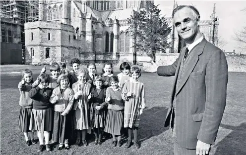  ?? ?? Seal in 1991 with a batch of choral candidates for Salisbury Cathedral: the Choir have made many recordings, right, while Seal was also a gifted organist