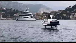  ?? (Photo D.R. ?? Capture d’écran de la vidéo postée sur Twitter, mercredi, par le cofondateu­r de SeaBubbles, Anders Bringdal, dans la rade de Villefranc­he.