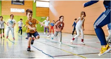  ?? Fotos: Oliver Vogel ?? Die Grundschül­er der Buchfeldsc­hule in Bolheim erfahren am eigenen Leib, dass Life Kinetik anstrengen­d für Körper und Geist ist.