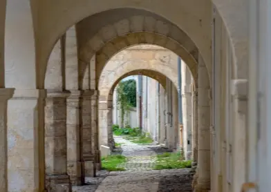  ??  ?? Ci-dessus : La rue de l’escale, et ses élégantes arcades qui soutiennen­t le premier étage des maisons. La voie a gardé son pavage rond ancien, provenant des pierres de lest des navires transatlan­tiques. Ci-contre : Toussaint Louverture (2015), sculpté par Ousmane Sow. L’artiste estimait qu’en érigeant cette statue au père de l’indépendan­ce d’haïti, La Rochelle a eu le courage d’affronter son passé négrier.